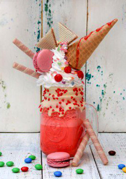 Фрикшейк - молочный коктейль с огромной разноцветной шапкой всевозможных сладостей сверху.