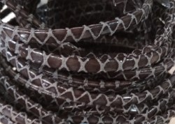 Шнур кожзам текстурный, 5,5*3 мм, темно-коричн. под змею